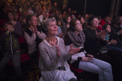 14.01.17. Yverdon. le theatre de l’ Echandole propose le spectacle « Miss Poppins » avec une audio description pour les personnes mal-voyante.Ces personnes peuvent découvrire la scène, les décors et les accesoires avant le débur de éa representations afin de se familiaruser avec les détails qu’elles ne peuvent voire. ©Laurent de Senarclens/ Le Matin-Independant